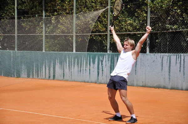 Νεαρός άνδρας που παίζει τένις — Φωτογραφία Αρχείου