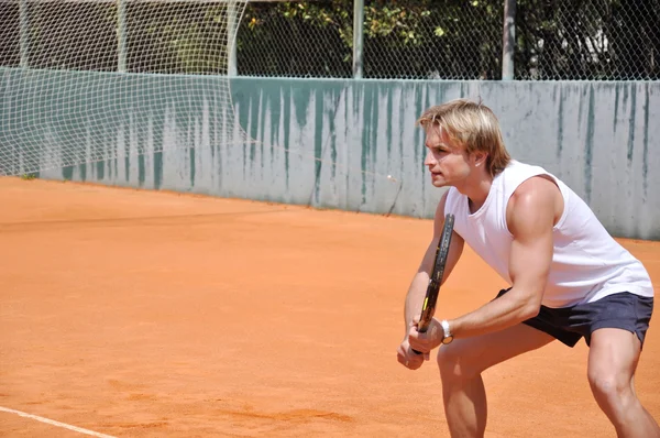 Mladý muž hraje tenis — Stock fotografie