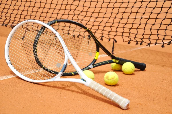 Racchette e palline da tennis — Foto Stock
