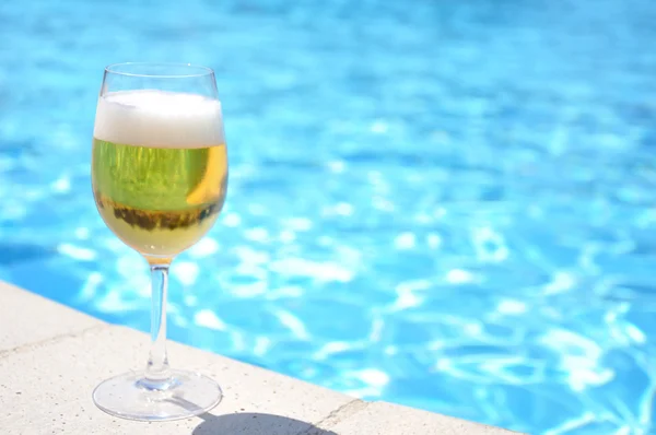 スイミング プールでのビールのグラス — ストック写真