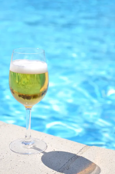 Ποτήρι της μπύρας στην πισίνα — Φωτογραφία Αρχείου
