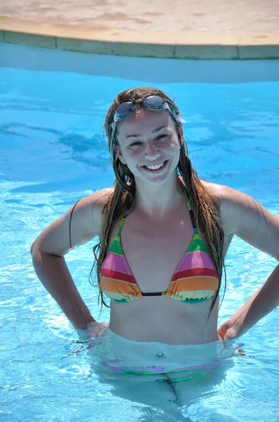 Beautiful woman at the swimming pool — Stock Photo, Image