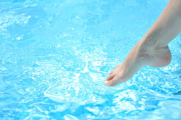 Perna feminina na piscina — Fotografia de Stock