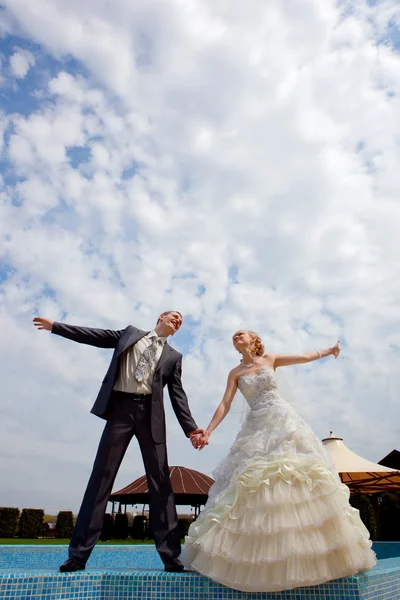 Nygifta på kanten av poolen — Stockfoto