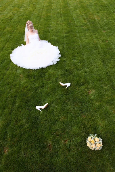 草の上に座っての花嫁 — ストック写真