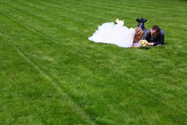 De pasgetrouwden zijn op het gras — Stockfoto