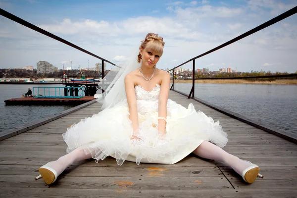 Молодая девушка в свадебном платье — стоковое фото
