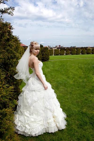 Una joven con un vestido de novia —  Fotos de Stock