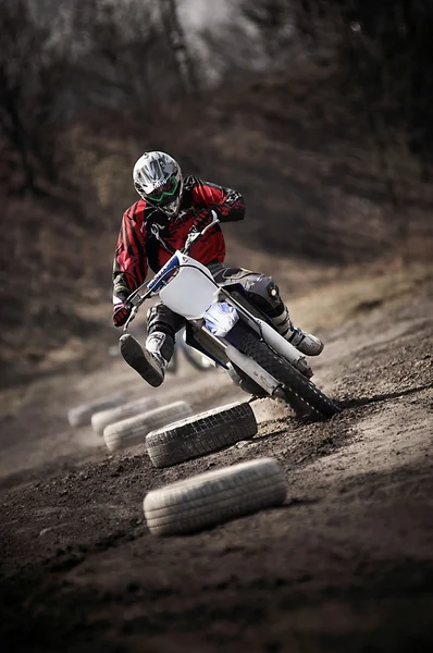 Motocross slalom kirli yere bisikletle