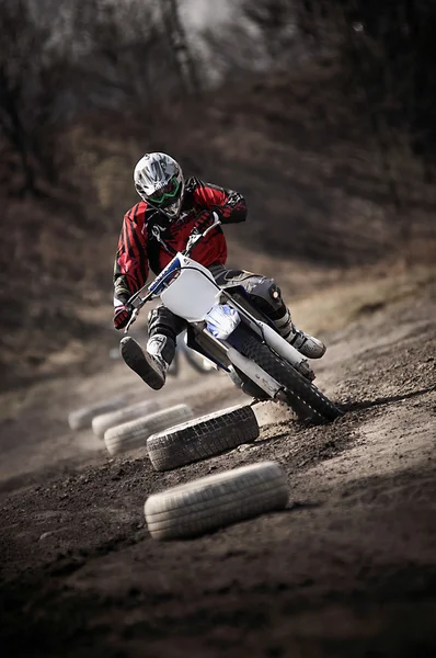 Мотокрос слалом велосипед на брудній землі Ліцензійні Стокові Фото