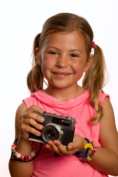 Menina segurando uma câmera de filme velho — Fotografia de Stock