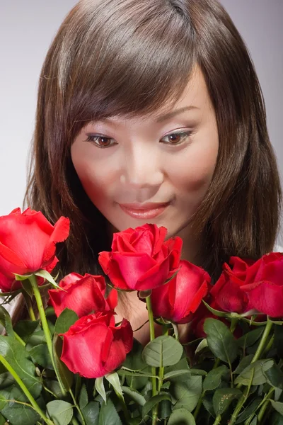 性感的亚洲女孩嗅到的玫瑰 — 图库照片