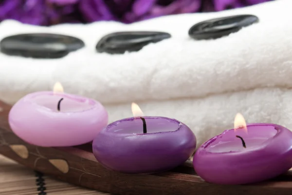 Hotstones op handdoek met kaarsen (2) — Stockfoto