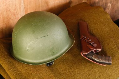 askeri kask ve revolver üzerinde battaniye