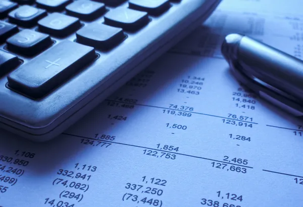 Финансовая отчетность, калькулятор и ручка — стоковое фото