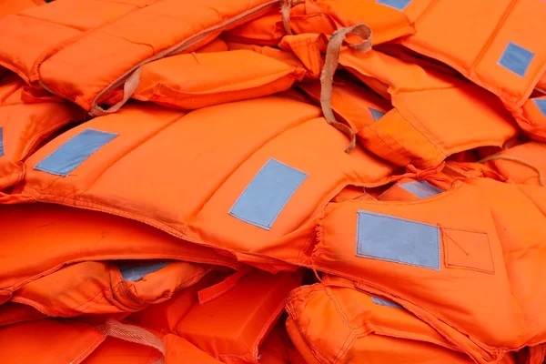 Stapel orangefarbener Schwimmwesten — Stockfoto