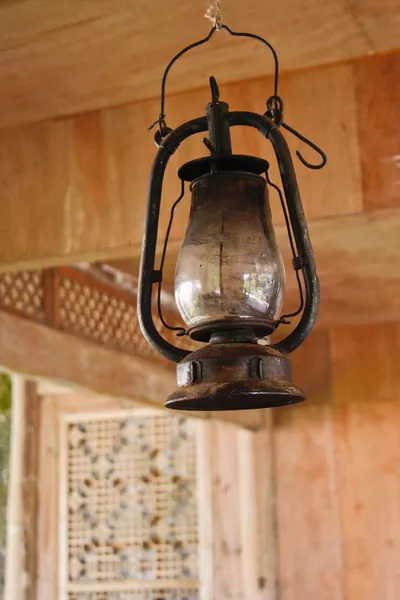 Нафтова лампа в старому дерев'яному будинку — стокове фото