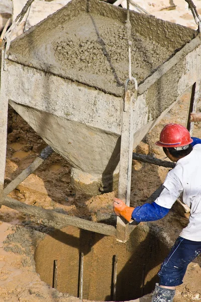 Будівельник поливає бетон (1 ) — стокове фото