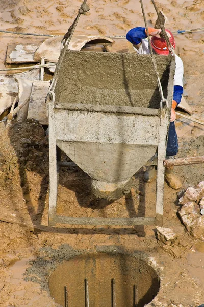 Trabalhador da construção civil derramando concreto (2 ) — Fotografia de Stock