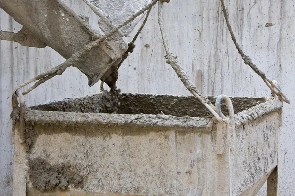 Verter concreto de caminhão misturador — Fotografia de Stock