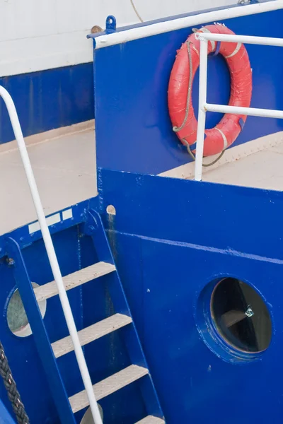 Barco azul com boia salva-vidas — Fotografia de Stock