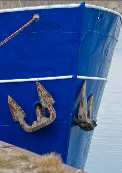 Dziobie łodzi z kotwica — Zdjęcie stockowe