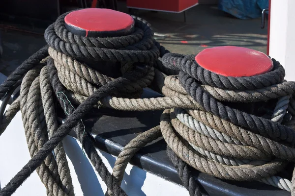 Ropes tying boat (1) — Stock Photo, Image