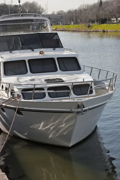 Yachtboot im Fluss verankert — Stockfoto