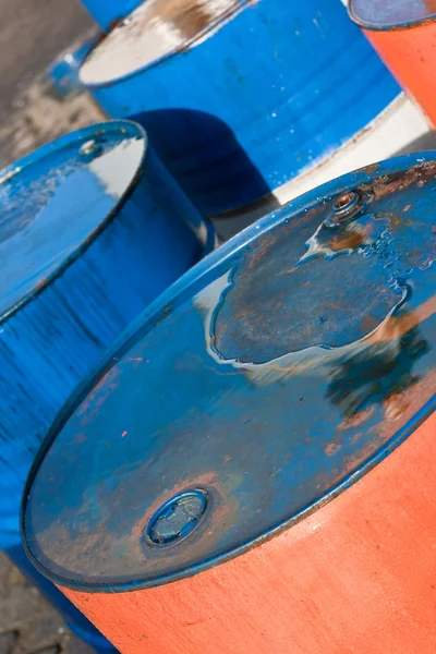 青とオレンジのドラム缶 (2) — ストック写真