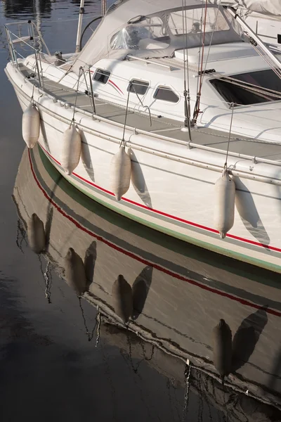 Yachtboot spiegelt sich im Hafen — Stockfoto