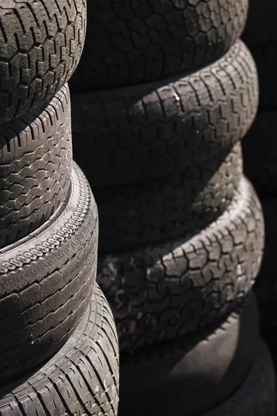 Rader av staplade däck (1) — Stockfoto