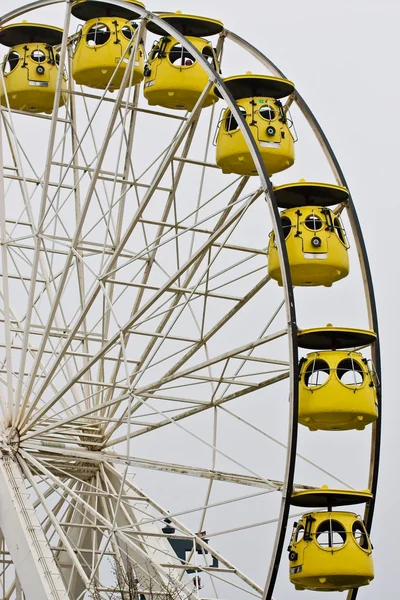 Roda gigante amarela — Fotografia de Stock