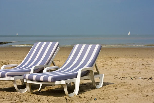Cadeiras azuis na praia — Fotografia de Stock