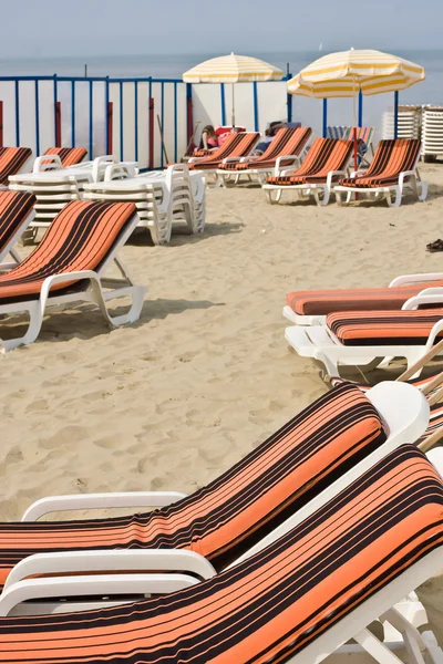 Plajda portakal sandalye — Stok fotoğraf