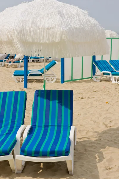Sillas azules en la playa con sombrilla —  Fotos de Stock