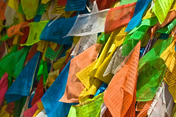 Bandeiras coloridas de oração tibetana — Fotografia de Stock