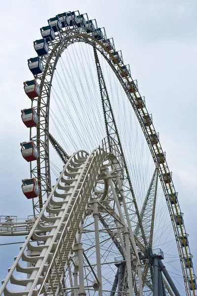 Roda gigante e montanha-russa — Fotografia de Stock