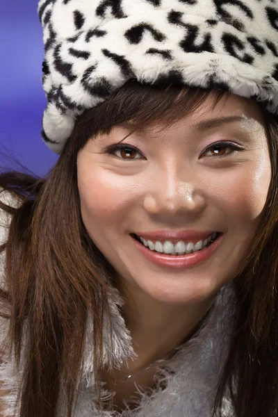 Азиатка с большой улыбкой — стоковое фото