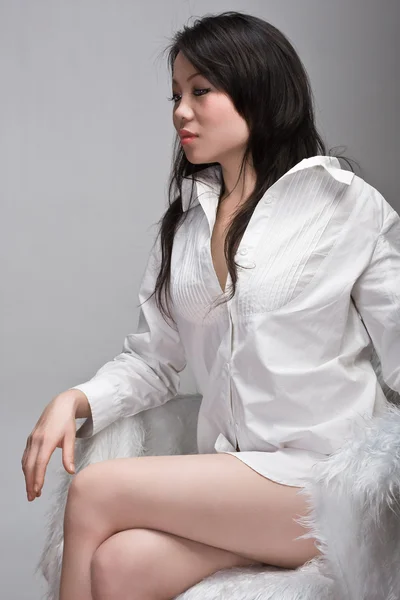 Attraente asiatico donna in sedia — Foto Stock