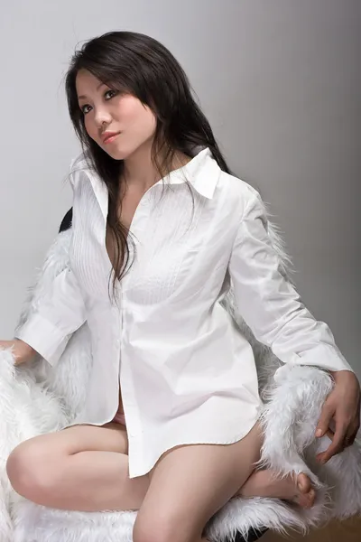 椅子に豪華な中国の女の子 — ストック写真