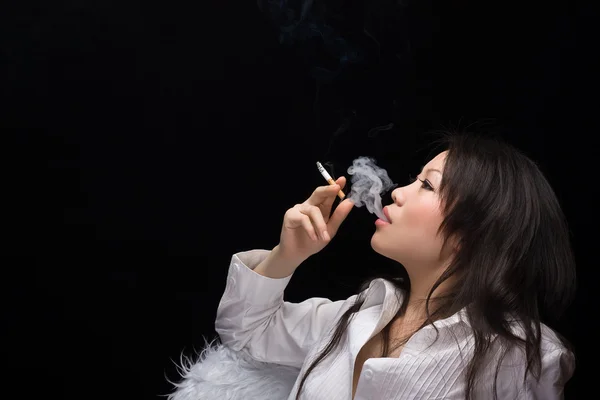 Asiatisk kvinna röka — Stockfoto