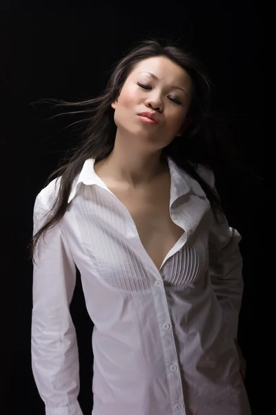Vacker asiatisk kvinna skickar kyssar — Stockfoto