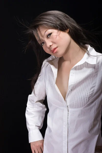 Asiatisk kvinna vit på svart — Stockfoto
