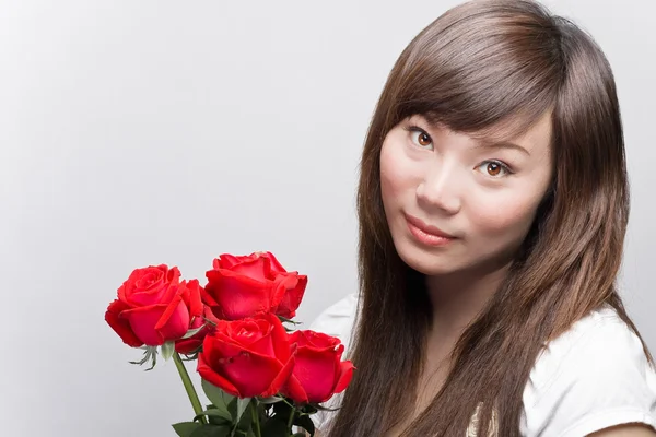 Asiática belleza con rosas — Foto de Stock