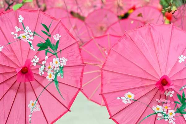 Guarda-chuvas de papel rosa para festival de primavera — Fotografia de Stock