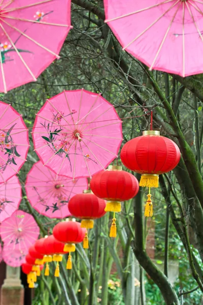 Guarda-chuvas rosa e lanternas chinesas (1 ) — Fotografia de Stock