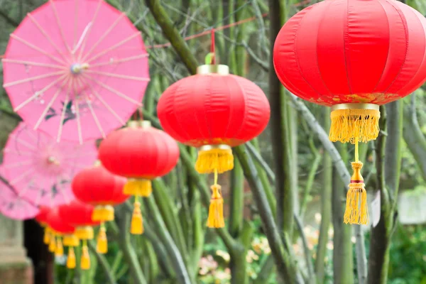 Guarda-chuvas rosa e lanternas chinesas (2 ) — Fotografia de Stock