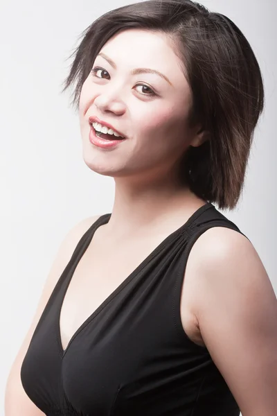 Lächelnde asiatische Schönheit — Stockfoto