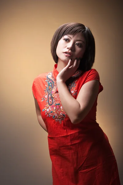 Sexy chica asiática en rojo —  Fotos de Stock