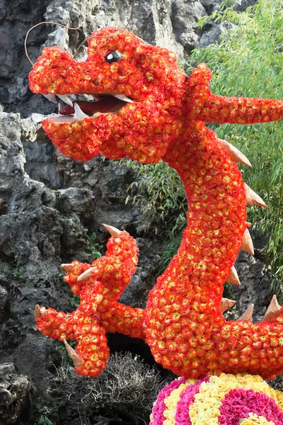 Dragón chino hecho de flores — Foto de Stock